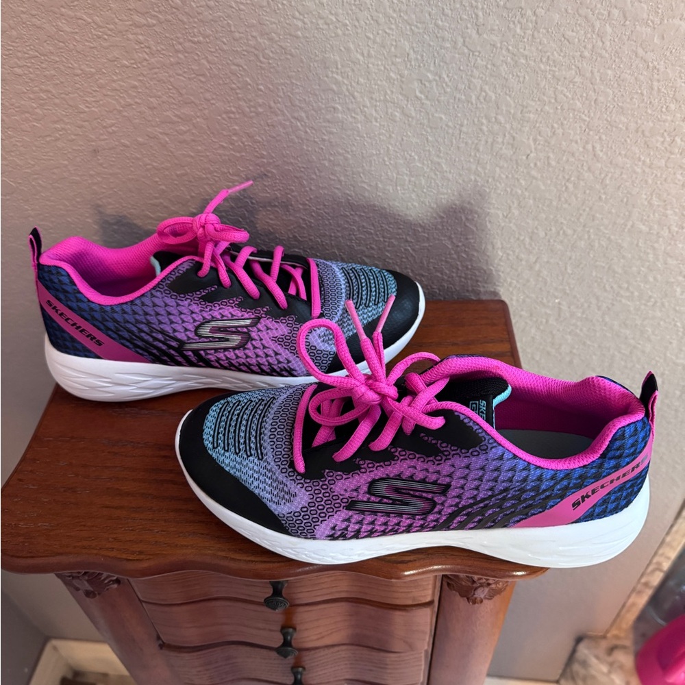 Skechers Go Run Size 5 women’s athletic shoes excellent condition, like new